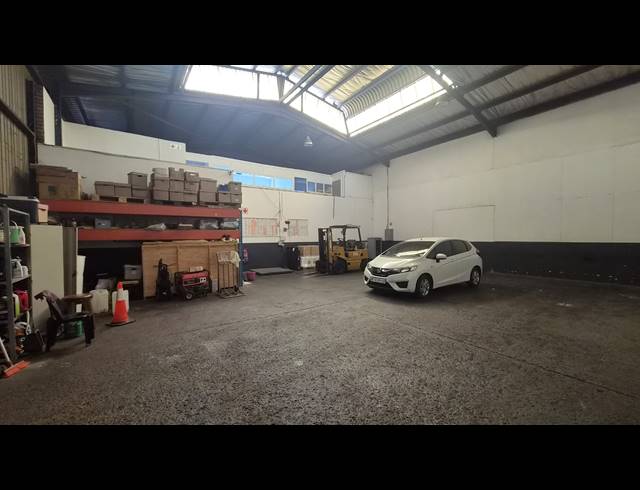 306M² WAREHOUSE TO LET IN JET PARK
